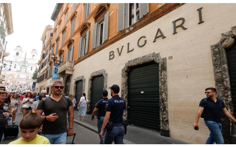 Итали: “Bulgari” брэндийн үнэт эдлэлийн дэлгүүрт хулгай оржээ
